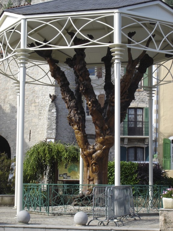 l'arbre sculpté du Caylar